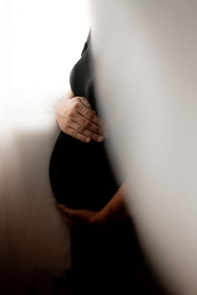 Un couple attendant un enfant, dans les hautes herbes