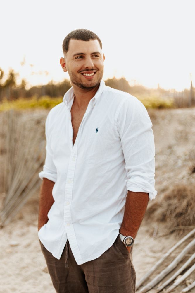 Portrait d'un homme en chemise blanche, dans les dunes