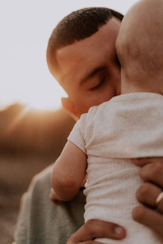 Baiser d'un père sur la tête de son nouveau-né